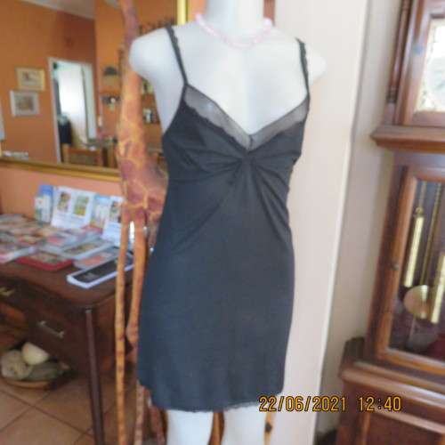 Lovely easy to wear black stretch polycotton under knee length petticoat. Adjustable straps.Size 34