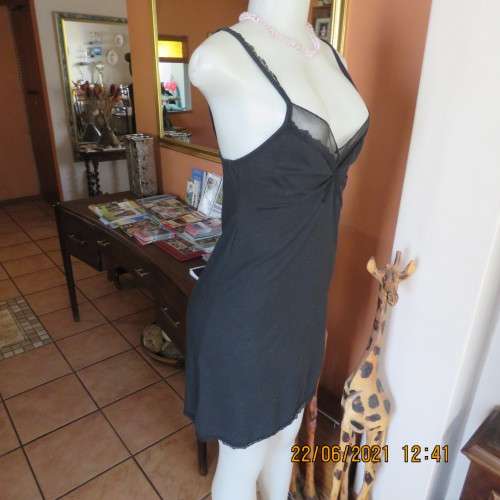 Lovely easy to wear black stretch polycotton under knee length petticoat. Adjustable straps.Size 34