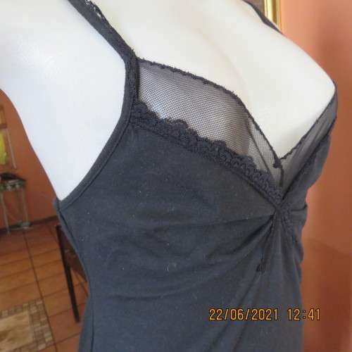 Lovely easy to wear black stretch polycotton under knee length petticoat. Adjustable straps.Size 34