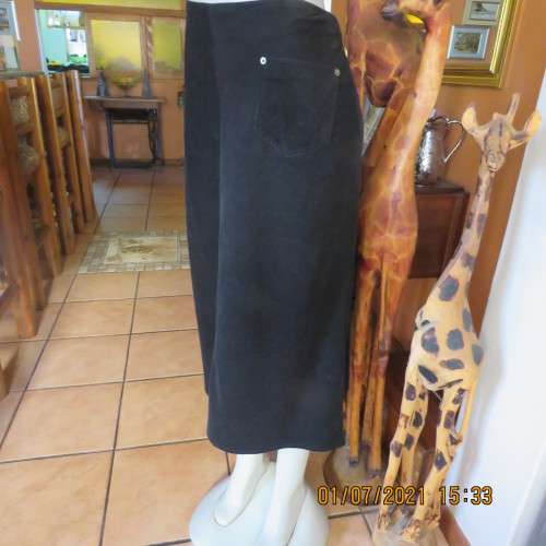 Warm black 100% cotton corduroy A line bandless skirt by DONATELLA size 38/14 As new