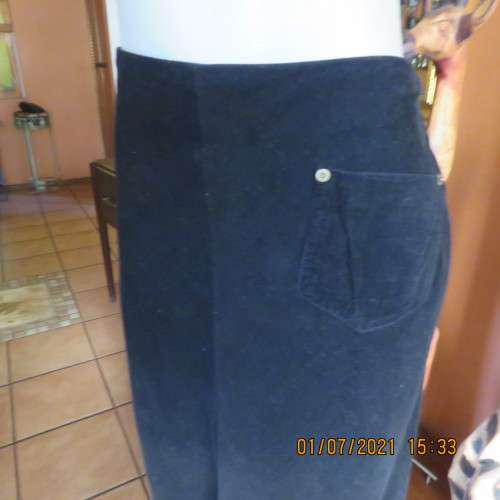 Warm black 100% cotton corduroy A line bandless skirt by DONATELLA size 38/14 As new