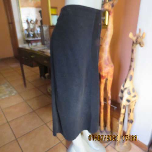 Warm black 100% cotton corduroy A line bandless skirt by DONATELLA size 38/14 As new