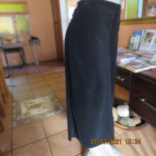 Warm black 100% cotton corduroy A line bandless skirt by DONATELLA size 38/14 As new