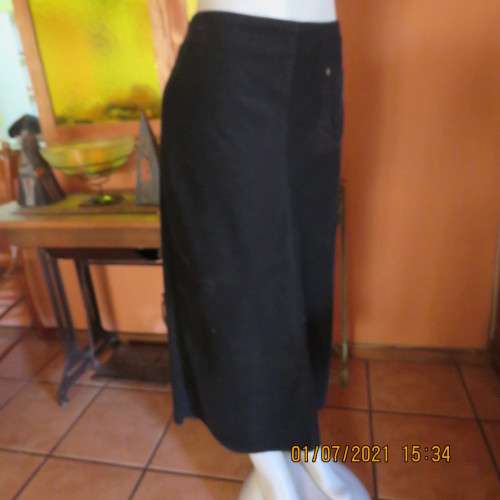 Warm black 100% cotton corduroy A line bandless skirt by DONATELLA size 38/14 As new