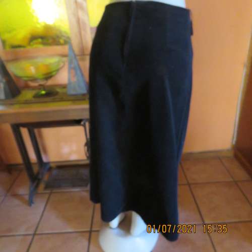 Warm black 100% cotton corduroy A line bandless skirt by DONATELLA size 38/14 As new