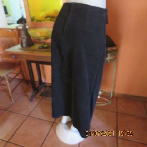 Warm black 100% cotton corduroy A line bandless skirt by DONATELLA size 38/14 As new