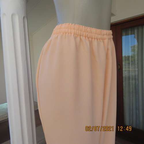 Fresh,easy to wear peach colour pants with tapered legs in 100% crepe polyester. Size 42 to 44