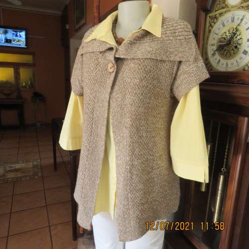 Warm light brown and cream mottled open capped sleeve cardigan.One button.By MILADY`S.Size38 to 40