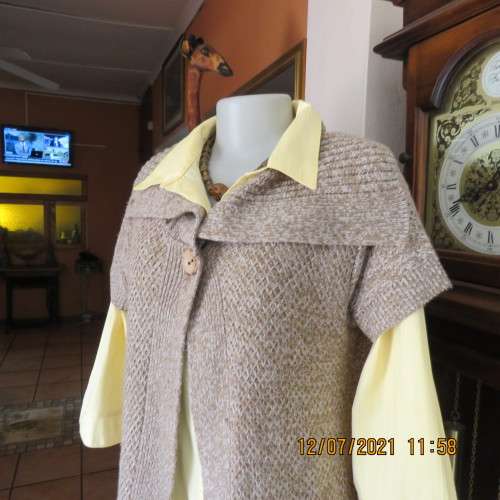Warm light brown and cream mottled open capped sleeve cardigan.One button.By MILADY`S.Size38 to 40