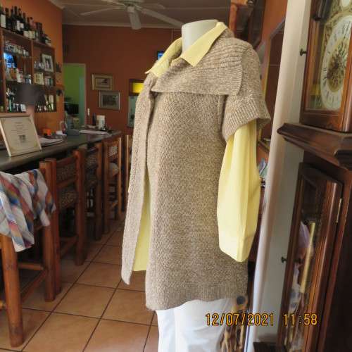 Warm light brown and cream mottled open capped sleeve cardigan.One button.By MILADY`S.Size38 to 40