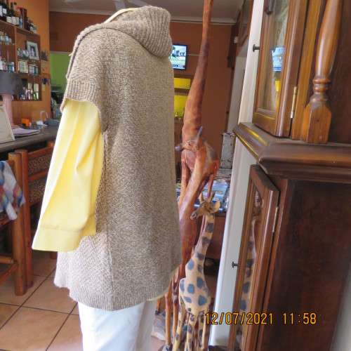 Warm light brown and cream mottled open capped sleeve cardigan.One button.By MILADY`S.Size38 to 40
