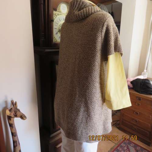 Warm light brown and cream mottled open capped sleeve cardigan.One button.By MILADY`S.Size38 to 40