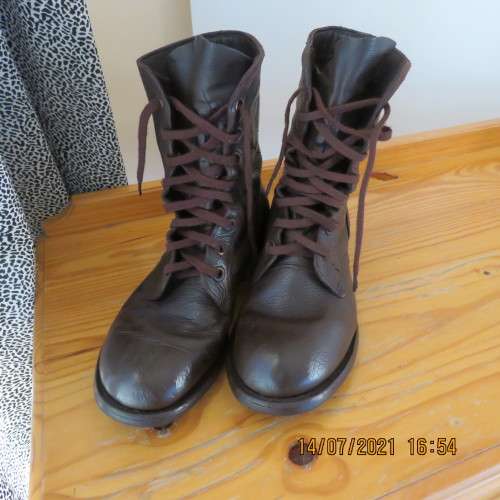 Pair of SADF army brown leather boots size 7 issued 2003 by DWS.Army size 255. As new cond.
