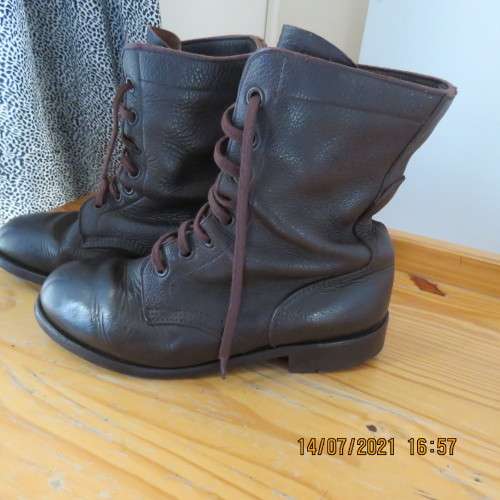 Pair of brown leather SADF boots in size 7 issued 2003 by DWS. Army size 255. Very good condition.