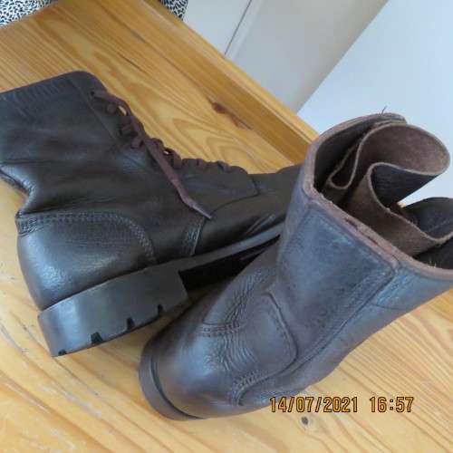 Pair of brown leather SADF boots in size 7 issued 2003 by DWS. Army size 255. Very good condition.