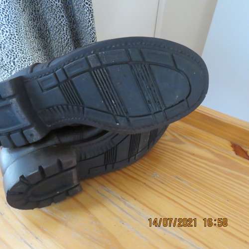 Pair of brown leather SADF boots in size 7 issued 2003 by DWS. Army size 255. Very good condition.