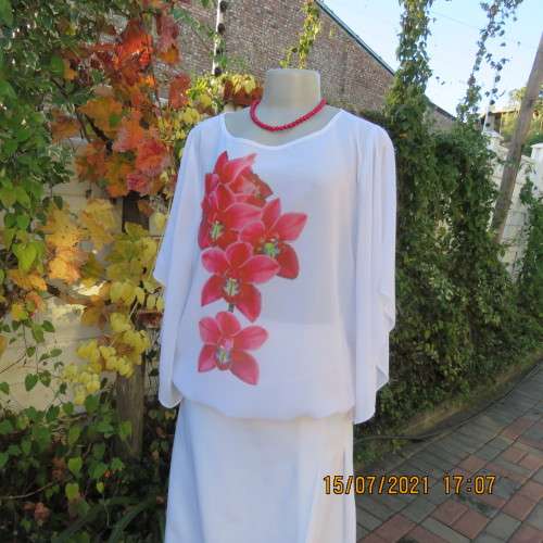 Sweet white sheer polyester slip over top with bold crimson floral picture.Size 38/14.New condition