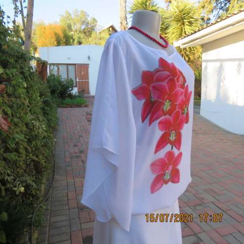 Sweet white sheer polyester slip over top with bold crimson floral picture.Size 38/14.New condition