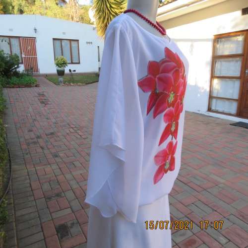 Sweet white sheer polyester slip over top with bold crimson floral picture.Size 38/14.New condition