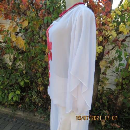 Sweet white sheer polyester slip over top with bold crimson floral picture.Size 38/14.New condition