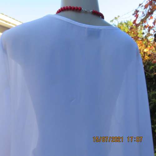 Sweet white sheer polyester slip over top with bold crimson floral picture.Size 38/14.New condition