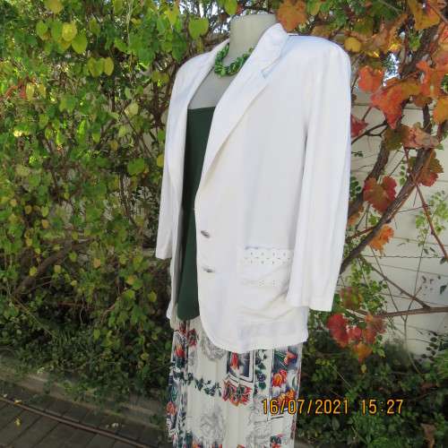 Chic white casual long sleeve cotton jacket size 38/14 with Broderie Anglaise pockets. Good cond.