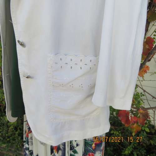 Chic white casual long sleeve cotton jacket size 38/14 with Broderie Anglaise pockets. Good cond.