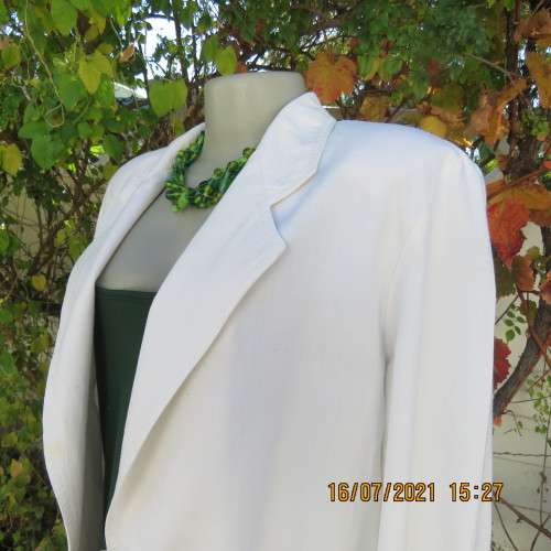 Chic white casual long sleeve cotton jacket size 38/14 with Broderie Anglaise pockets. Good cond.