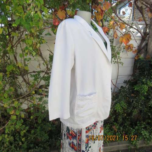 Chic white casual long sleeve cotton jacket size 38/14 with Broderie Anglaise pockets. Good cond.
