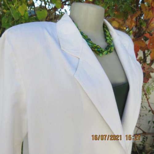 Chic white casual long sleeve cotton jacket size 38/14 with Broderie Anglaise pockets. Good cond.