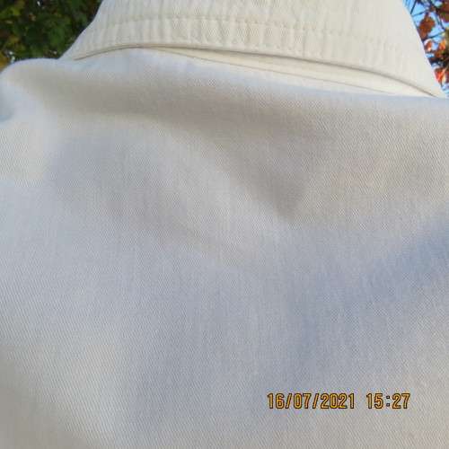 Chic white casual long sleeve cotton jacket size 38/14 with Broderie Anglaise pockets. Good cond.