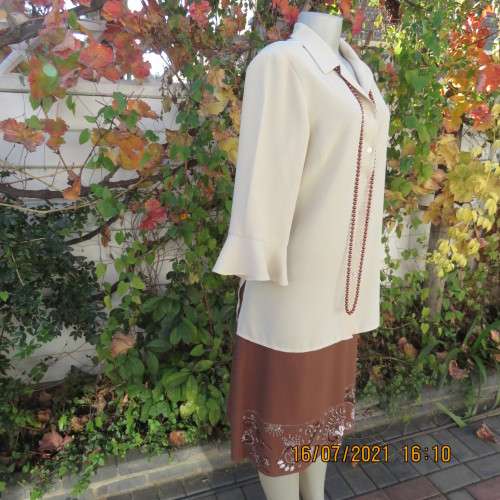 Stylish rich cream button down top in textured polyester.With flare sleeve cuffs. Size 42/18. As new