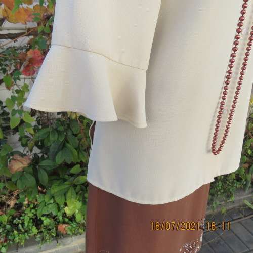 Stylish rich cream button down top in textured polyester.With flare sleeve cuffs. Size 42/18. As new