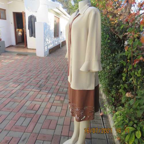 Stylish rich cream button down top in textured polyester.With flare sleeve cuffs. Size 42/18. As new