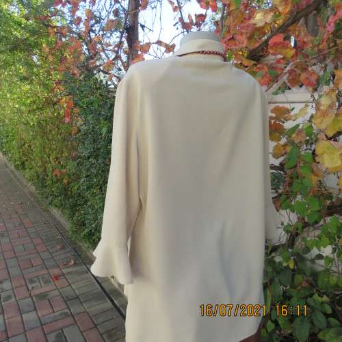 Stylish rich cream button down top in textured polyester.With flare sleeve cuffs. Size 42/18. As new