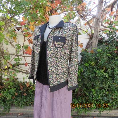 Classy zip-up long sleeve cheerful floral top on black.Size 38/14 from Japan. Poly/Nylon stretch.