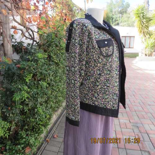 Classy zip-up long sleeve cheerful floral top on black.Size 38/14 from Japan. Poly/Nylon stretch.