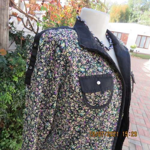 Classy zip-up long sleeve cheerful floral top on black.Size 38/14 from Japan. Poly/Nylon stretch.