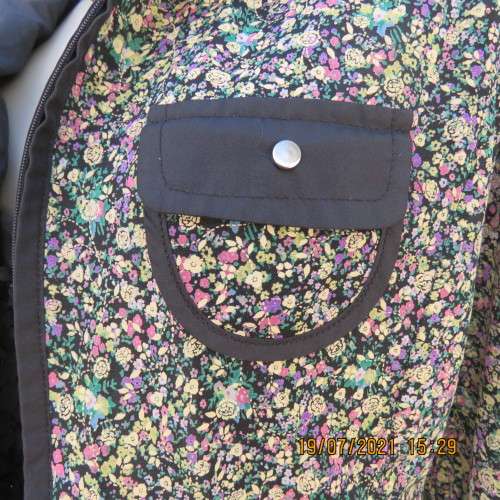 Classy zip-up long sleeve cheerful floral top on black.Size 38/14 from Japan. Poly/Nylon stretch.