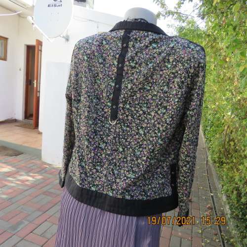 Classy zip-up long sleeve cheerful floral top on black.Size 38/14 from Japan. Poly/Nylon stretch.