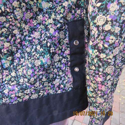 Classy zip-up long sleeve cheerful floral top on black.Size 38/14 from Japan. Poly/Nylon stretch.