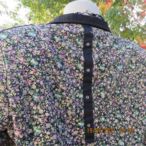 Classy zip-up long sleeve cheerful floral top on black.Size 38/14 from Japan. Poly/Nylon stretch.