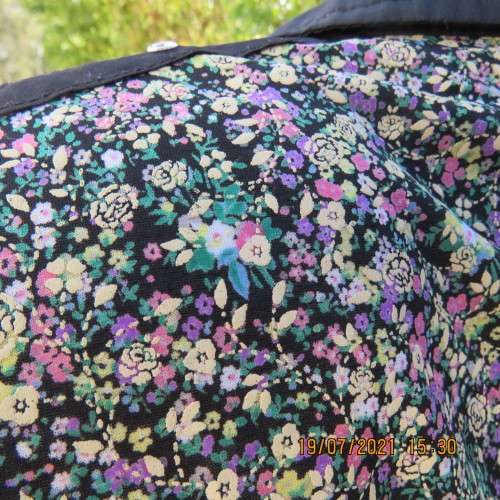 Classy zip-up long sleeve cheerful floral top on black.Size 38/14 from Japan. Poly/Nylon stretch.
