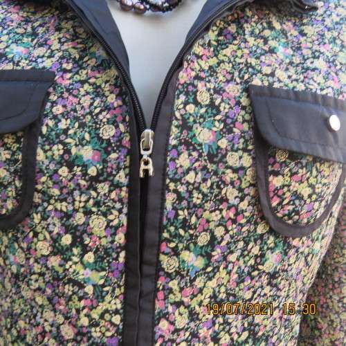 Classy zip-up long sleeve cheerful floral top on black.Size 38/14 from Japan. Poly/Nylon stretch.