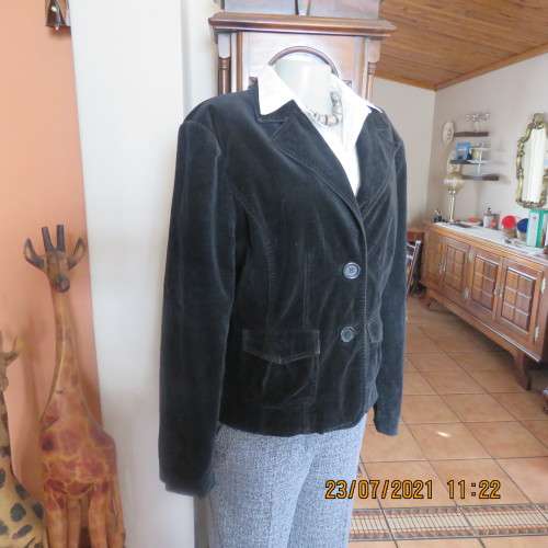 Stunning black velveteen long sleeve fully lined jacket by Truworths size 40 to 42.In stretch cotton