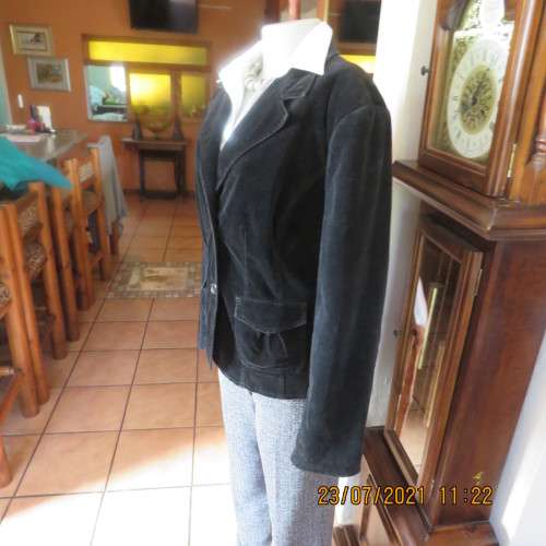 Stunning black velveteen long sleeve fully lined jacket by Truworths size 40 to 42.In stretch cotton