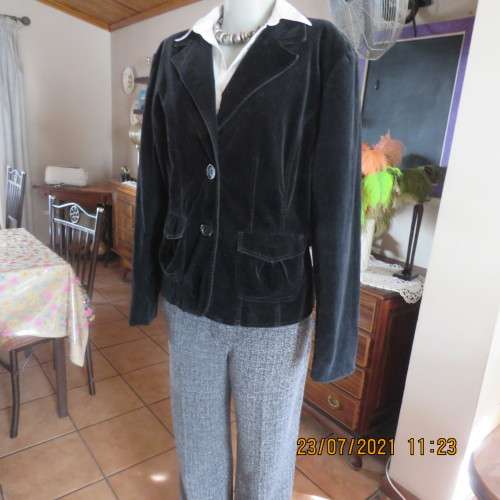 Stunning black velveteen long sleeve fully lined jacket by Truworths size 40 to 42.In stretch cotton