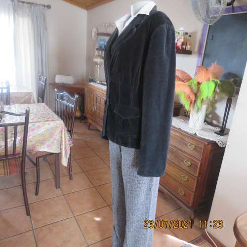 Stunning black velveteen long sleeve fully lined jacket by Truworths size 40 to 42.In stretch cotton