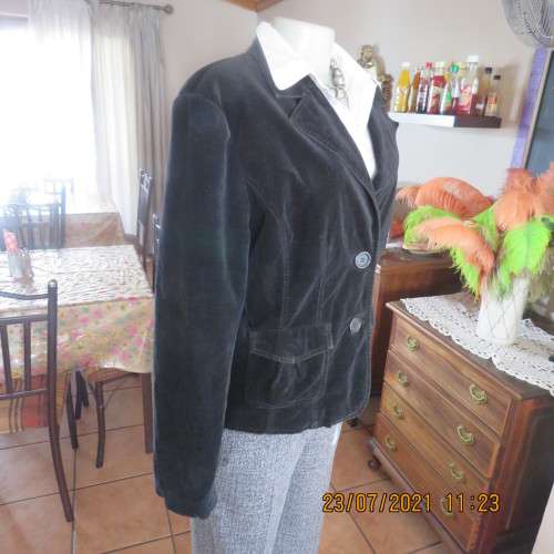 Stunning black velveteen long sleeve fully lined jacket by Truworths size 40 to 42.In stretch cotton