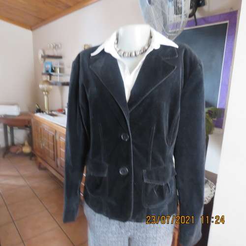 Stunning black velveteen long sleeve fully lined jacket by Truworths size 40 to 42.In stretch cotton